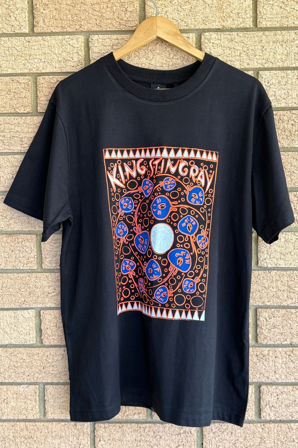 HAND-PRINTED STINGRAYS BLACK TEE NAVY/WHITE