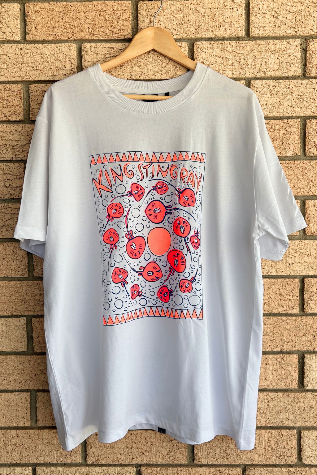 HAND-PRINTED STINGRAYS WHITE TEE ORANGE/PINK