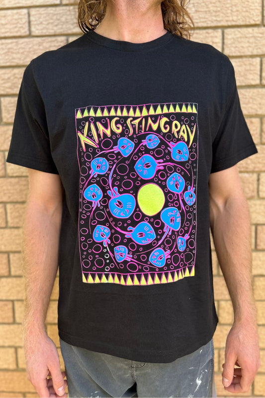 HAND-PRINTED BLACK T-SHIRT STINGRAYS YELLOW/PINK/BLUE